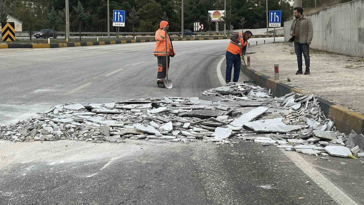 BURDUR'DA KAVŞAKTAN DÖNÜŞ YAPAN TIRDAN YOLA MERMER PARÇALARI DÜŞTÜ. POLİS EKİPLERİ TARAFINDAN TIRA...