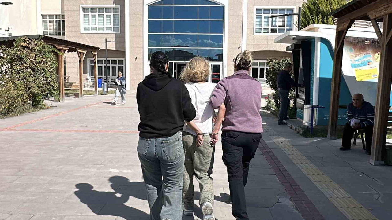 BURDUR'DA SEYİR HALİNDEKİ ARAÇLARIN ÖNÜNE ATLAYAN VE KENDİSİNE MÜDAHALE EDEN POLİS EKİPLERİNE...