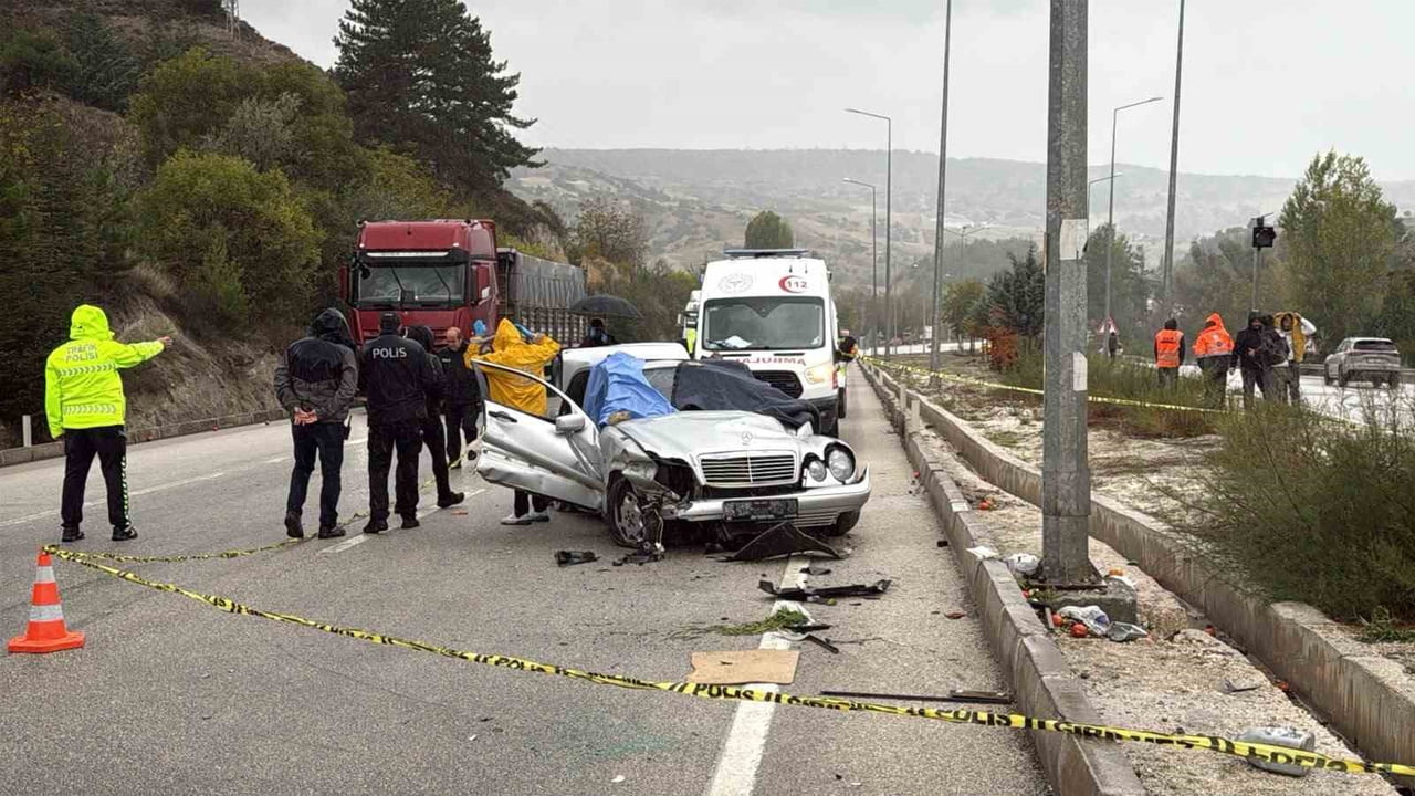 BURDUR-ANTALYA KARA YOLUNDA OTOMOBİLİNİN BARİYERLERE ÇARPMASI SONUCU MEYDANA GELEN TRAFİK...