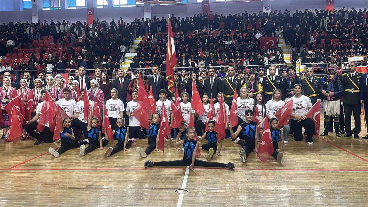 BURDUR’DA 29 EKİM CUMHURİYET BAYRAMI’NIN 103. YIL DÖNÜMÜ, ÖĞRENCİLERİN GÖSTERİLERİ VE KUTLAMA...