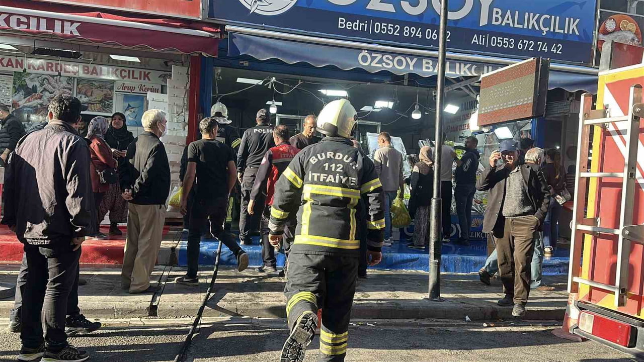 BURDUR’DA BALIKÇININ BACASINDA ÇIKAN YANGINA İTFAİYE EKİPLERİ MÜDAHALE EDERKEN, BALIKÇILAR...
