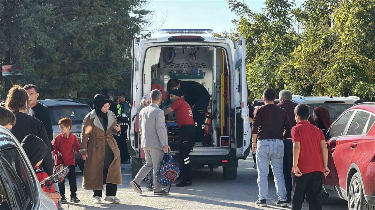 BURDUR’DA OKULDAN ÇIKAN 8 YAŞINDAKİ ÇOCUK, OTOMOBİLİN ÇARPMASI SONUCU YARALANDI.