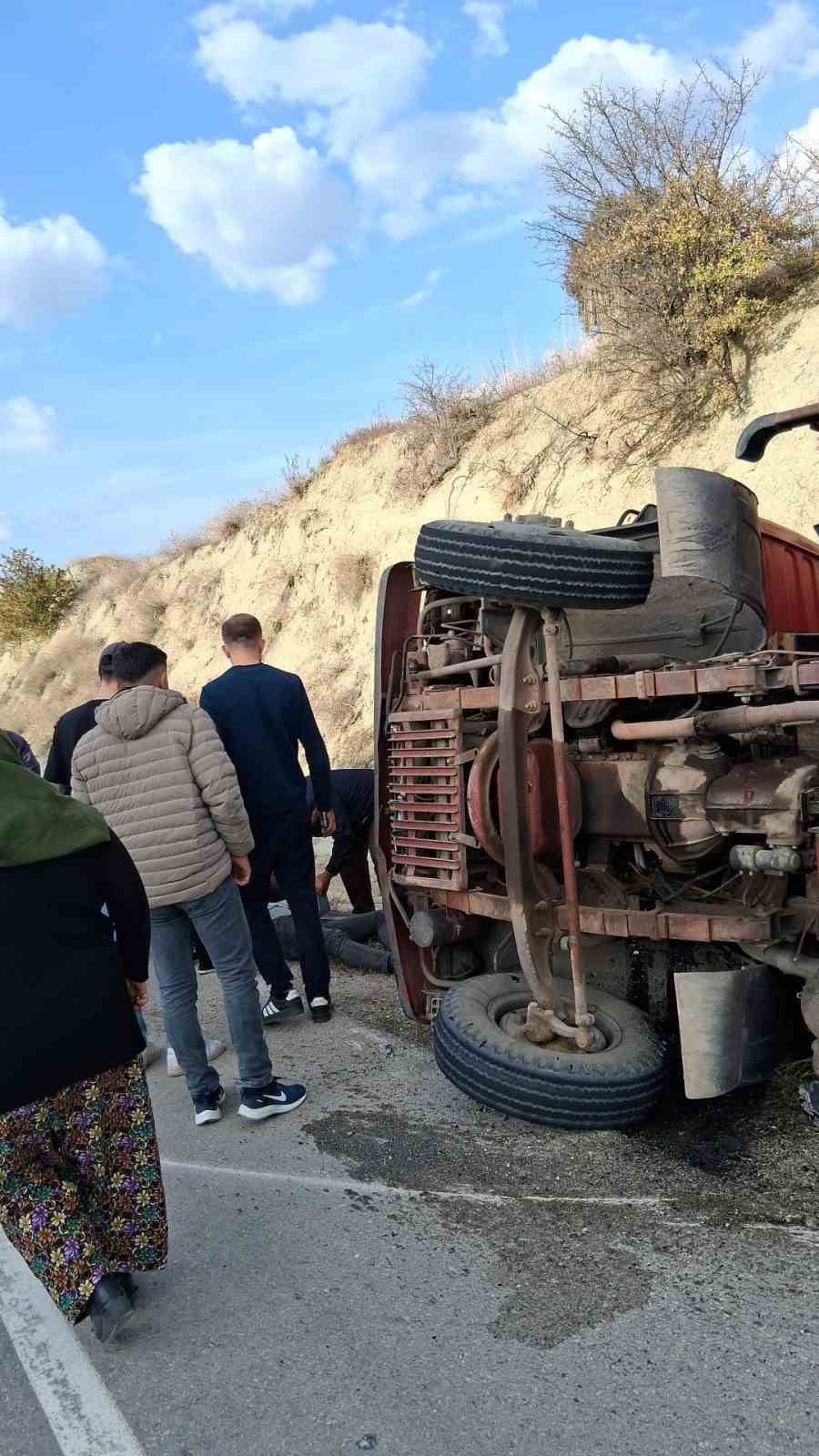 BURDUR’DA SEYİR HALİNDEKİ YÜK KAMYONUNUN KONTROLDEN ÇIKARAK DEVRİLMESİ SONUCU MEYDANA GELEN TRAFİK...