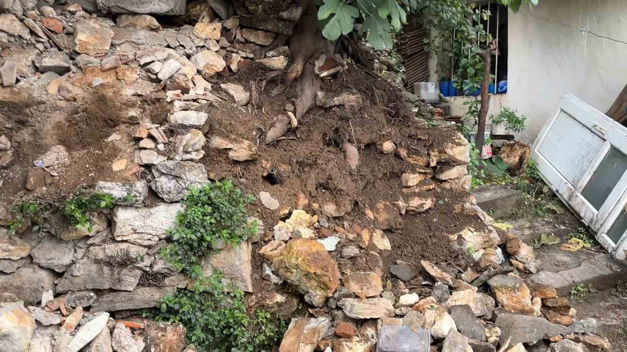 BURSA'DA 2 GÜNDÜR ARALIKSIZ YAĞAN YAĞMUR SONRASI, BİR EVİN ÖNÜNDEKİ TOPRAK ZEMİNDE KAYMA MEYDANA...