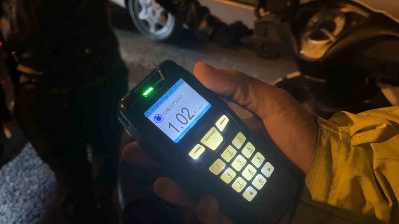 BURSA'DA ALKOL DENETİMİ YAPAN EKİPLERİ GÖREN MOTOSİKLET SÜRÜCÜSÜ, ÖNCE TERS YÖNDEN KAÇMAYI...