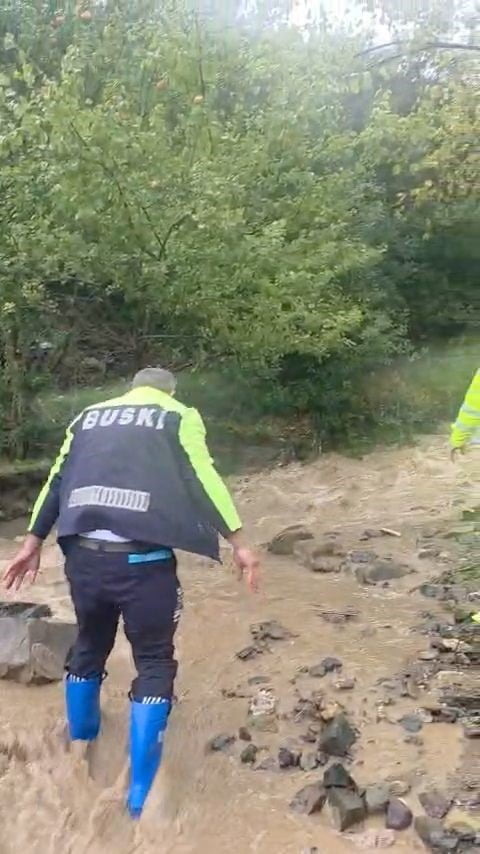 BURSA'DA ETKİLİ OLAN YOĞUN YAĞIŞLARIN ARDINDAN MUDANYA'DAKİ KARANLIK DERE'DE TAŞKIN RİSKİNİ...