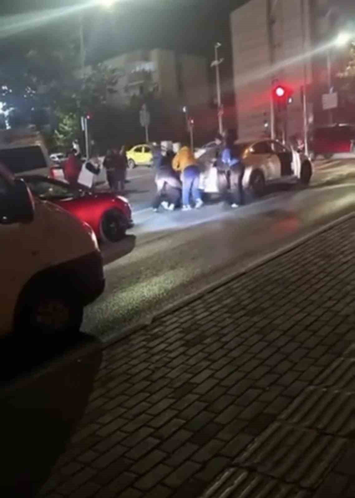 BURSA'DA İKİ AİLE ARASINDA HENÜZ BİLİNMEYEN BİR NEDENLE ÇIKAN TARTIŞMA KISA SÜREDE KAVGAYA...