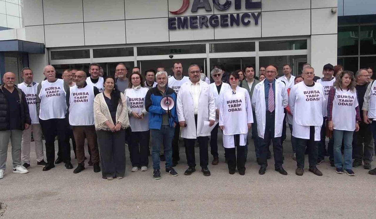 BURSA'DA NEV ESENTEPE HASTANESİ'NDE YAŞANAN EKONOMİK SORUNLAR NEDENİYLE ÜCRETLERİNİ ALAMADIKLARINI...