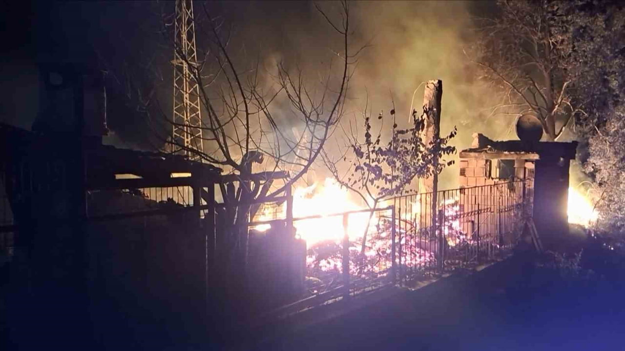 BURSA'DA SOBANIN AÇIK BIRAKILMASI SONUCU ÇIKTIĞI BELİRTİLEN YANGIN, İTFAİYE EKİPLERİNİN HIZLI...