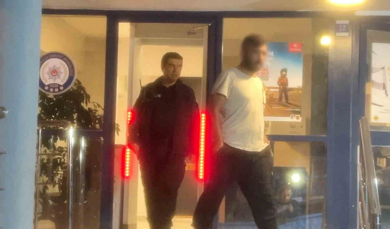 BURSA'DA SOKAK ARALARINDA HIZLI ARAÇ KULLANDIĞI VE EL FRENİ ÇEKEREK TEHLİKELİ HAREKETLER YAPTIĞI...