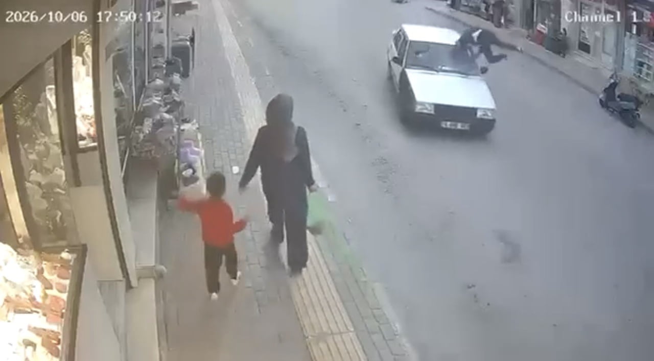 BURSA'DA TOFAŞ MARKA OTOMOBİL, YOLUN KARŞISINA GEÇMEYE ÇALIŞAN YAYAYA ÇARPTI. KAZADA YAYA HAFİF...