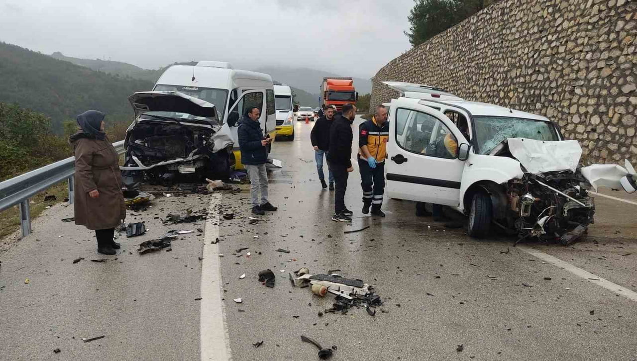 BURSA'DA YOLCU MİNİBÜSÜ İLE OTOMOBİLİN ÇARPIŞTIĞI KAZADA 80 YAŞINDAKİ KADIN HAYATINI KAYBEDERKEN...