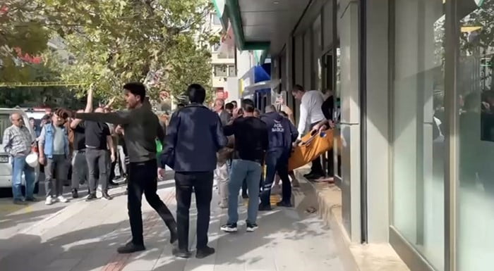 BURSA'NIN GEMLİK İLÇESİNDE BİR HAFTA ÖNCE CEZA EVİNDEN ÇIKIP BUGÜN TELEFON MAĞAZASINDA ÇALIŞAN 4...