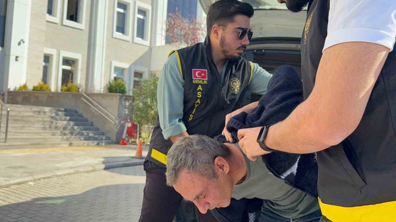 BURSA'NIN GEMLİK İLÇESİNDE YAŞLI KARI KOCANIN EVLERİNDE ÖLDÜRÜLMESİYLE İLGİLİ GÖZALTINA ALINAN 46...