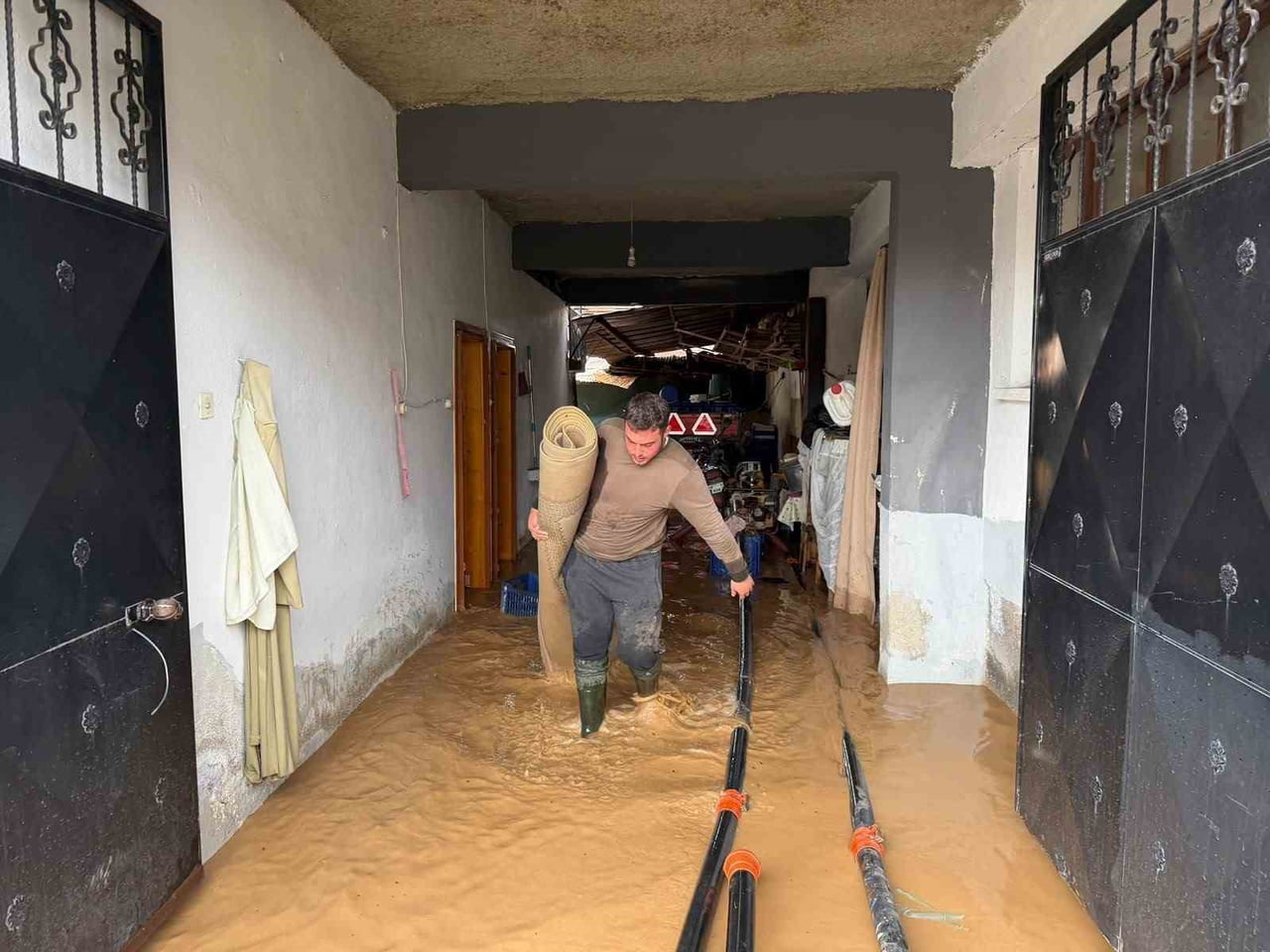 BURSA'NIN İZNİK İLÇESİNDE ŞİDDETLİ YAĞIŞIN ARDINDAN TAŞAN KARA DERE, ÇAKIRCA MAHALLESİ'Nİ SULAR...