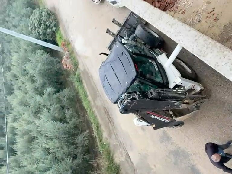 BURSA'NIN MUDANYA İLÇESİ AYAZMA BÖLGESİNDE, MEVZUATA AYKIRI OLDUĞU GEREKÇESİYLE ALINAN YIKIM...