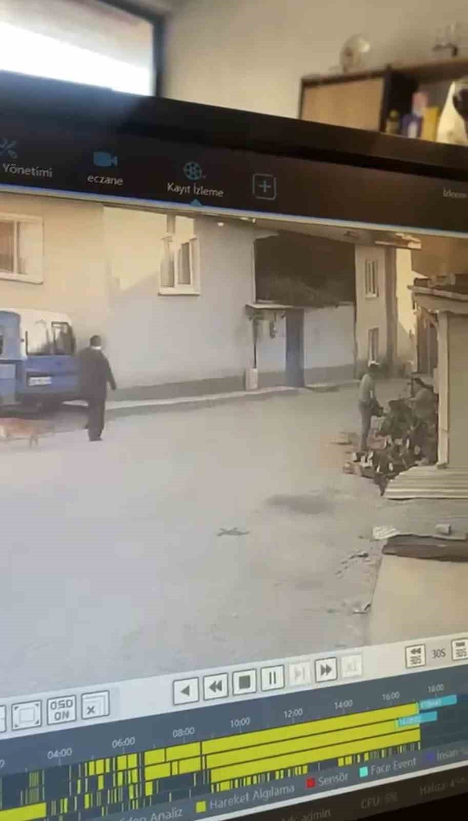 BURSA'NIN ORHANGAZİ İLÇESİNDE MEYDANA GELEN OLAYDA YAŞLI BİR ADAM, YOLDA YÜRÜRKEN KENDİSİNİ...