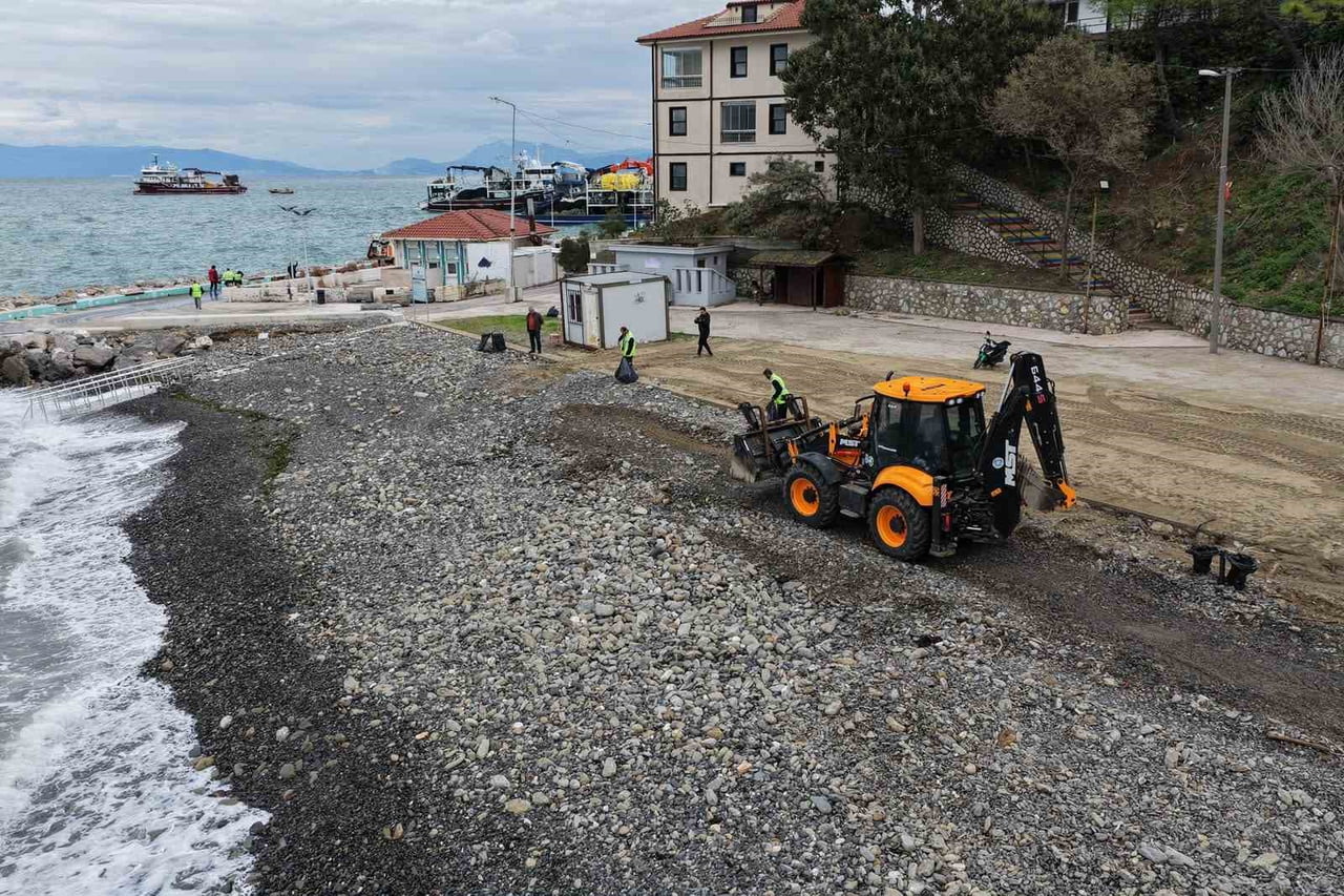BURSA BÜYÜKŞEHİR BELEDİYESİ, KENTTEKİ YOĞUN YAĞIŞLARIN ARDINDAN SAHİLLERDE TEMİZLİK ÇALIŞMASI...