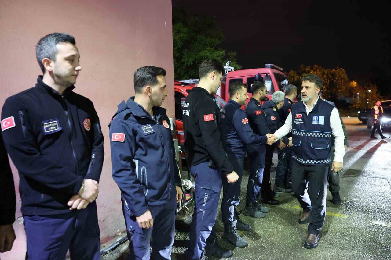 BURSA BÜYÜKŞEHİR BELEDİYESİ, ŞEHİR GENELİNDE BEKLENEN KUVVETLİ YAĞIŞ VE FIRTINAYA KARŞI TÜM...