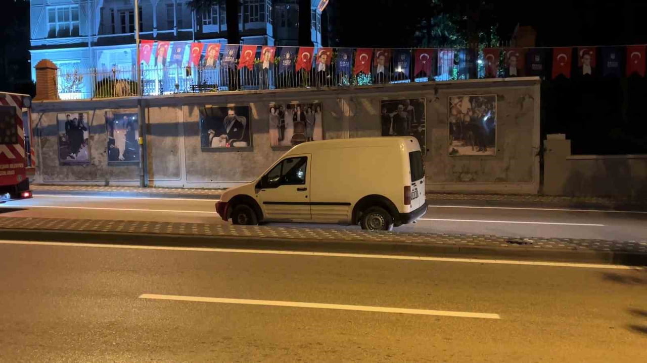 BURSA’DA DİREKSİYON HAKİMİYETİNİ KAYBEDEN ALKOLLÜ SÜRÜCÜ, KALDIRIMA ÇIKARAK LASTİĞİNİ PATLATTI....