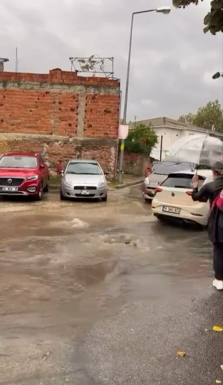 BURSA’DA ETKİLİ OLAN ŞİDDETLİ SAĞANAK YAĞIŞIN ARDINDAN PAZAR YERLERİ VE SOKAKLARDA SU...
