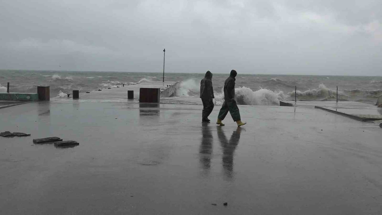 BURSA’DA ETKİLİ OLAN YAĞIŞLA BİRLİKTE, MUDANYA İLÇESİNE BAĞLI TİRİLYE MAHALLESİ’NDE SAHİLDEKİ...