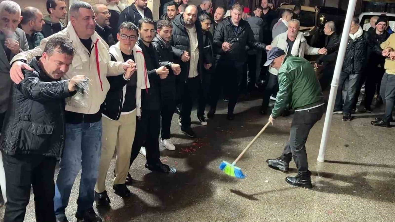 BURSA’DA FIRTINA VE ŞİDDETLİ YAĞMUR UYARILARINA RAĞMEN DÜZENLENEN DÜĞÜN ÖNCESİ DAMAT EĞLENCESİ...