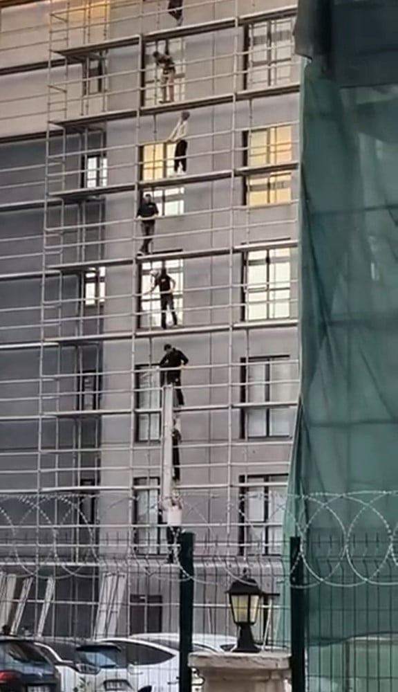 BURSA’DA İNŞAAT İŞÇİLERİNİN GÜVENLİK ÖNLEMİ ALMADAN ÇALIŞMASI DİKKAT ÇEKTİ