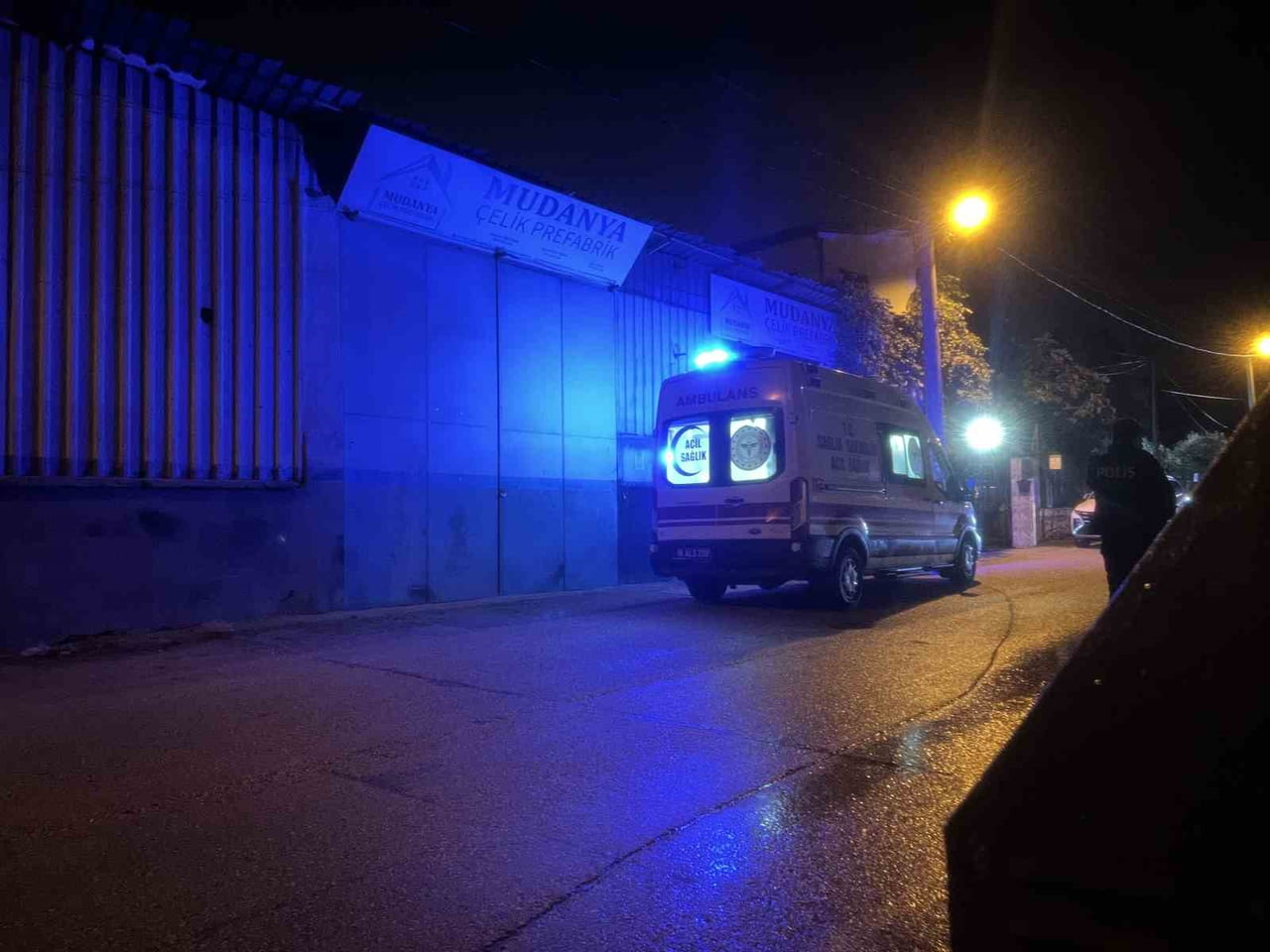 BURSA’DA İŞ YERİNİN ÇATISINDAN DÜŞEN ADAM HAYATINI KAYBETTİ. BABASINDAN HABER ALAMAYAN OĞLU, İŞ...