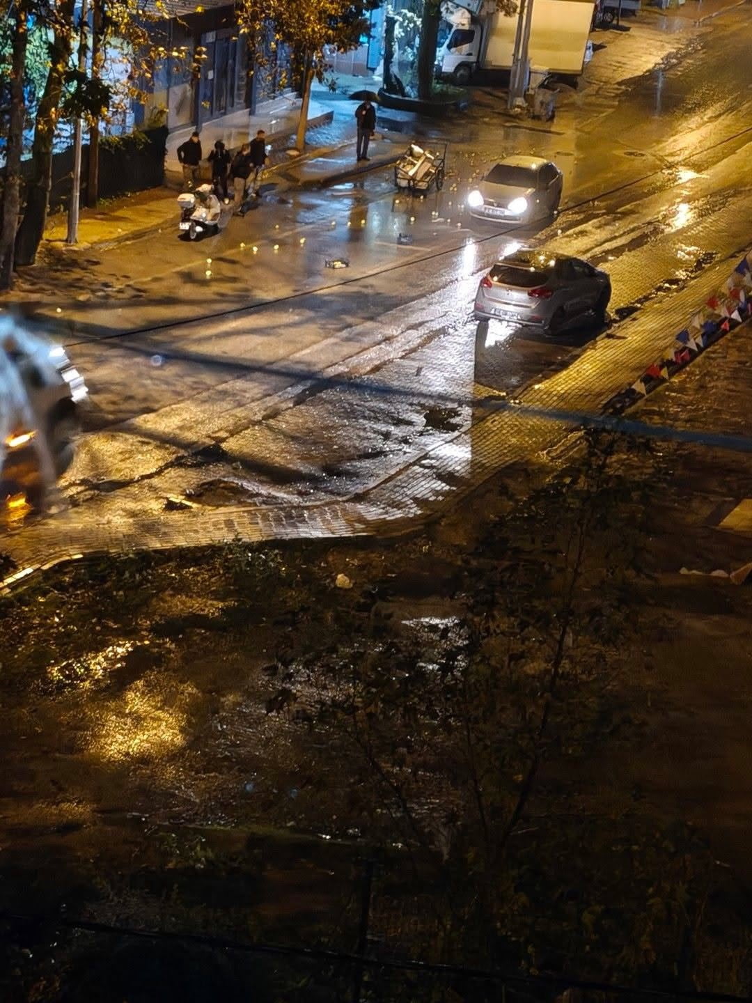 BURSA’DA OTOMOBİL İLE SEYYAR SATICININ ÇARPIŞTIĞI KAZADA YOLA SAÇILAN MEYVELER, YAĞMURA RAĞMEN...
