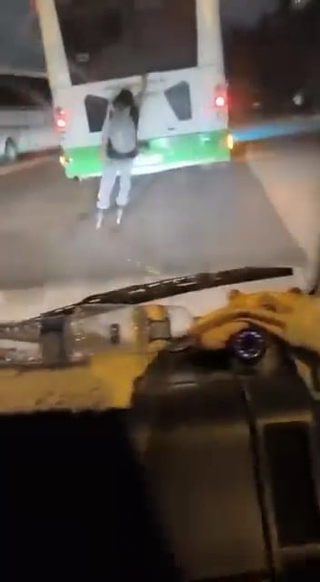 BURSA’DA PATENLİ BİR GENCİN ÖZEL HALK OTOBÜSÜNÜN ARKASINA TUTUNARAK TEHLİKELİ SEYAHAT ETMESİ...