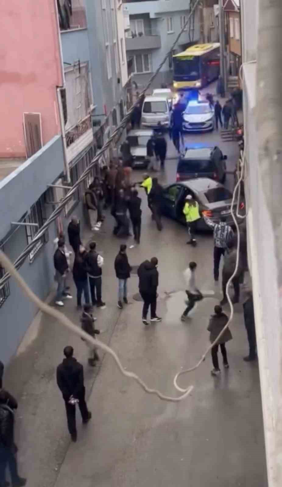 BURSA’DA SİVİL TRAFİK EKİPLERİNİN DUR İHTARINA UYMAYAN OTOMOBİL KAÇMAYA BAŞLADI. POLİSİN ARACI...