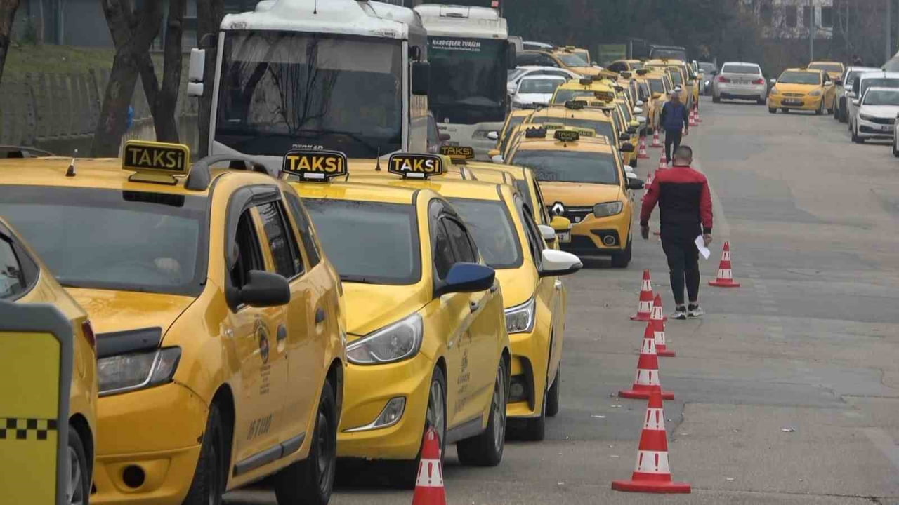 BURSA’DA TAKSİ ÜCRETLERİNE YAPILAN ZAM UYGULANMAYA BAŞLIYOR. YENİ ÜCRET TARİFESİNE GÖRE TAKSİMETRE...