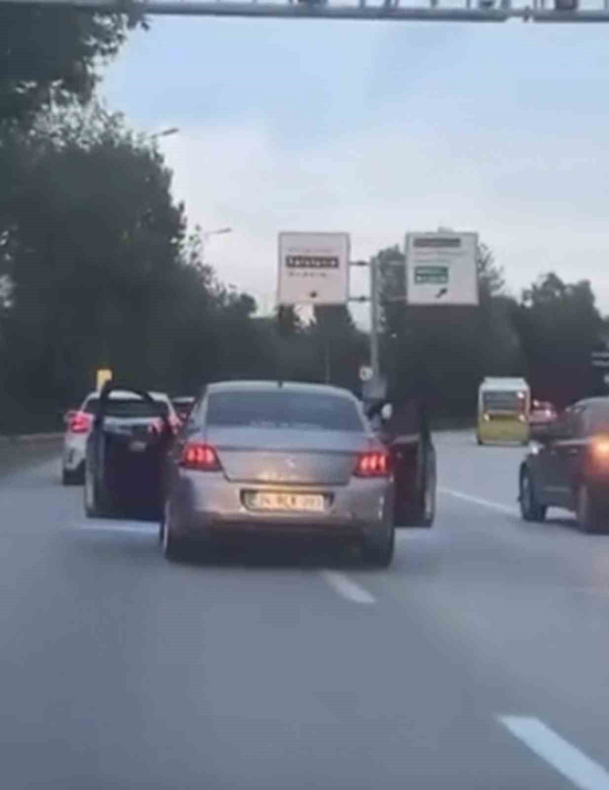 BURSA’DA TRAFİKTE TEHLİKELİ YOLCULUK KAMERADA