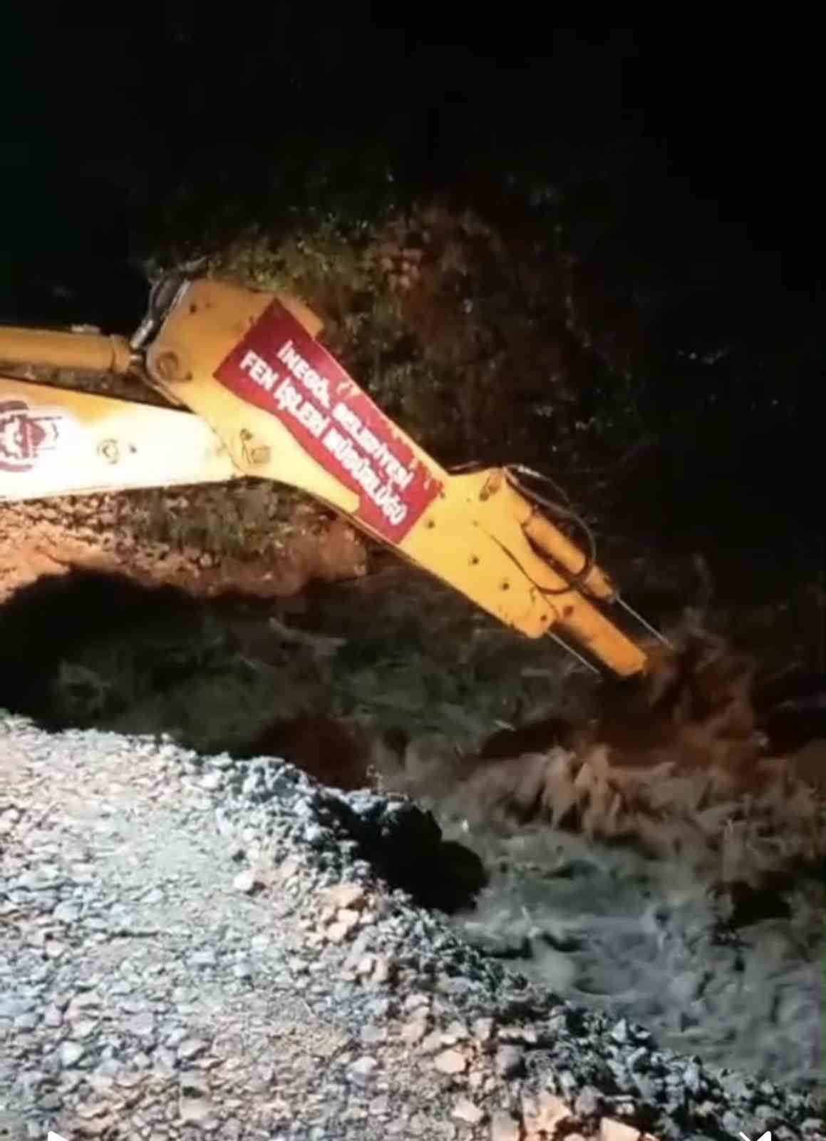 BURSA’DA YAĞIŞ KÖPRÜYÜ ÇÖKERTTİ, SÜRÜCÜLER MAHSUR KALDI : İMDADA BELEDİYE EKİPLERİ...