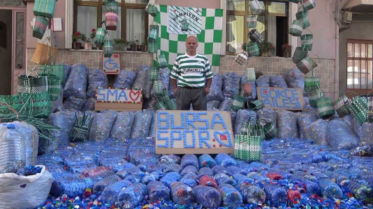 BURSA’DA YILLARDIR PLASTİK KAPAK TOPLAYARAK İHTİYAÇ SAHİPLERİNE DESTEK OLAN 62 YAŞINDAKİ NAZIM...