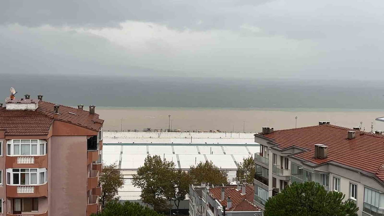 BURSA GENELİNDE GECE SAATLERİNDEN BERİ ETKİLİ OLAN YAĞIŞLARIN ARDINDAN SEL SULARIYLA TAŞINAN ÇAMUR...