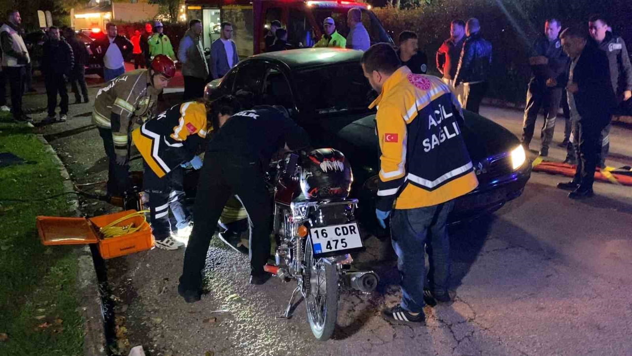 BURSA’NIN İNEGÖL İLÇESİNDE OTOMOBİL İLE MOTOSİKLETİN ÇARPIŞTIĞI KAZADA, OTOMOBİLİN ALTINDA KALAN...