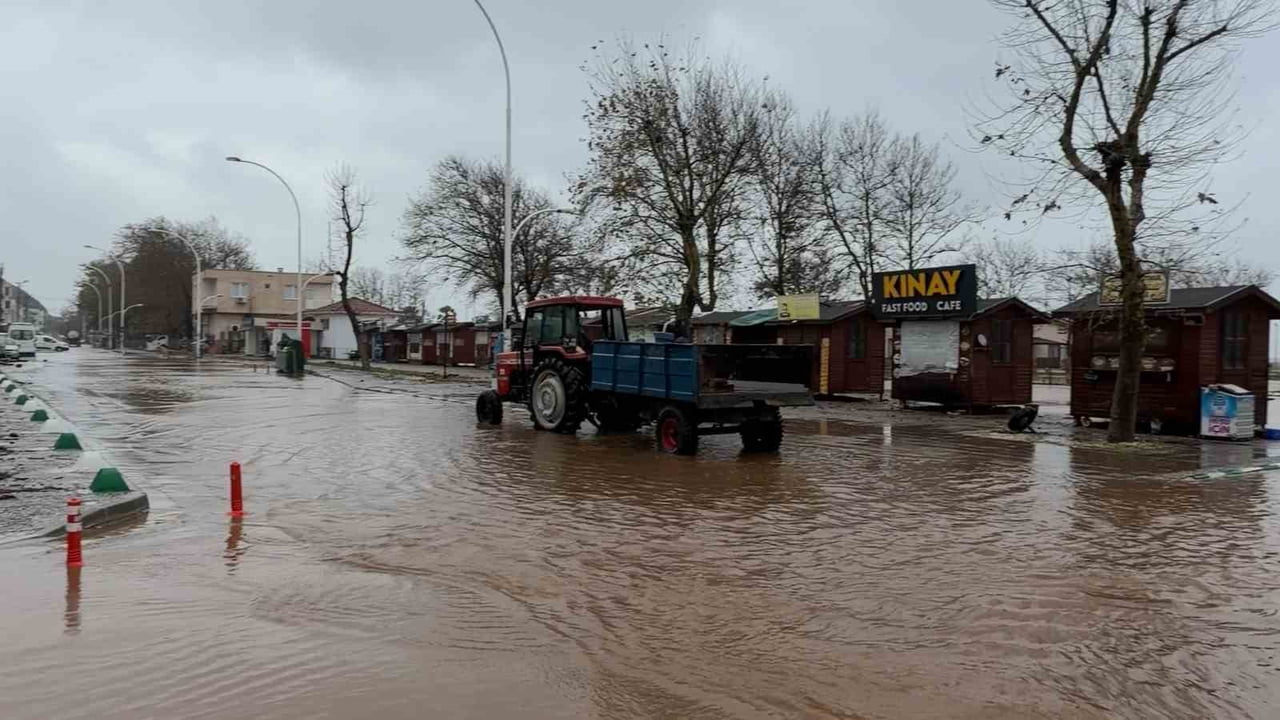 BURSA’NIN KARACABEY İLÇESİNDE ETKİLİ OLAN SAĞANAK YAĞIŞ HAYATI OLUMSUZ ETKİLEDİ. YENİKÖY...