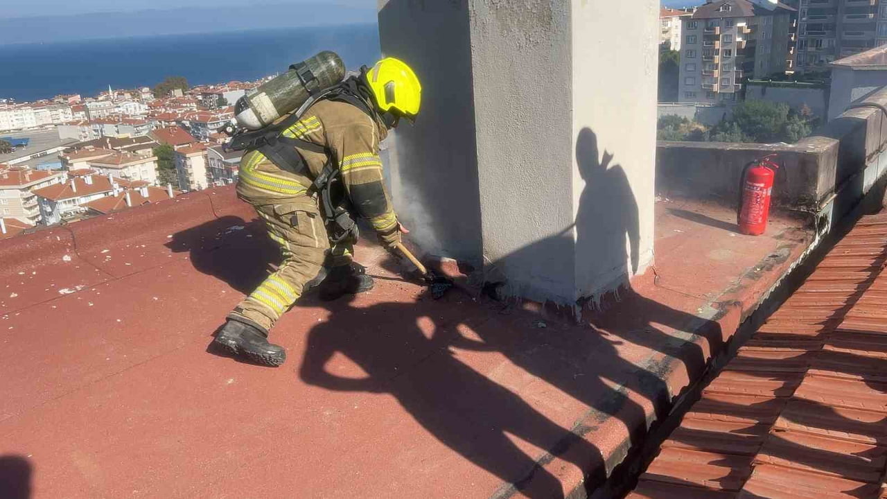 BURSA’NIN MUDANYA İLÇESİNDE BİR SİTENİN ÇATI KISMINDA TADİLAT ÇALIŞMALARININ ARDINDAN ÇIKAN YANGIN...