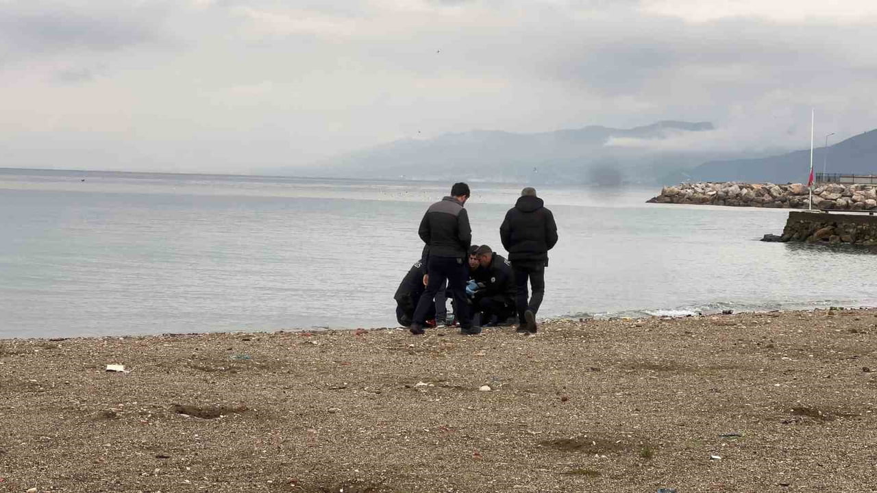 BURSA’NIN MUDANYA İLÇESİNDE SAHİLDE BULUNAN 67 YAŞINDAKİ YAKUP DAMAR’IN HAYATINI KAYBETTİĞİ...