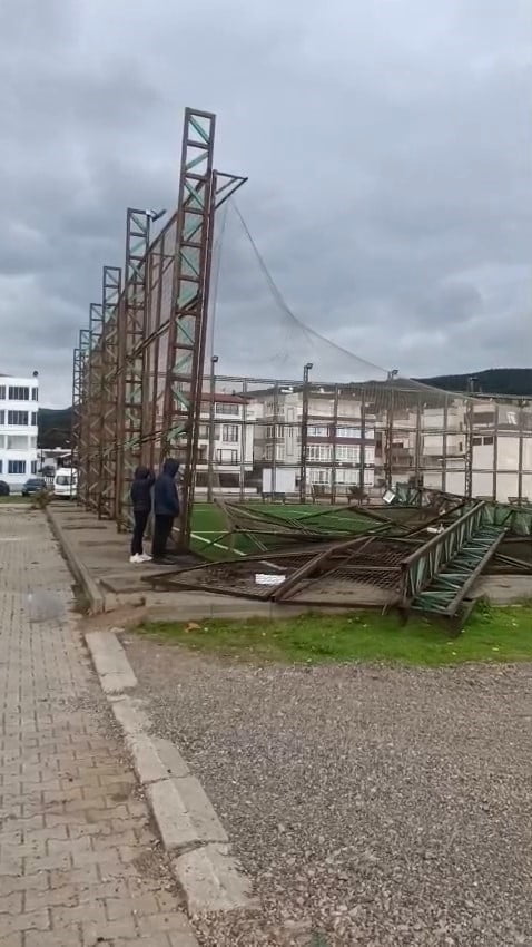 BURSA’NIN MUSTAFAKEMALPAŞA İLÇESİ YENİKÖY MAHALLESİ’NDE ETKİLİ OLAN FIRTINA, HALI SAHANIN...