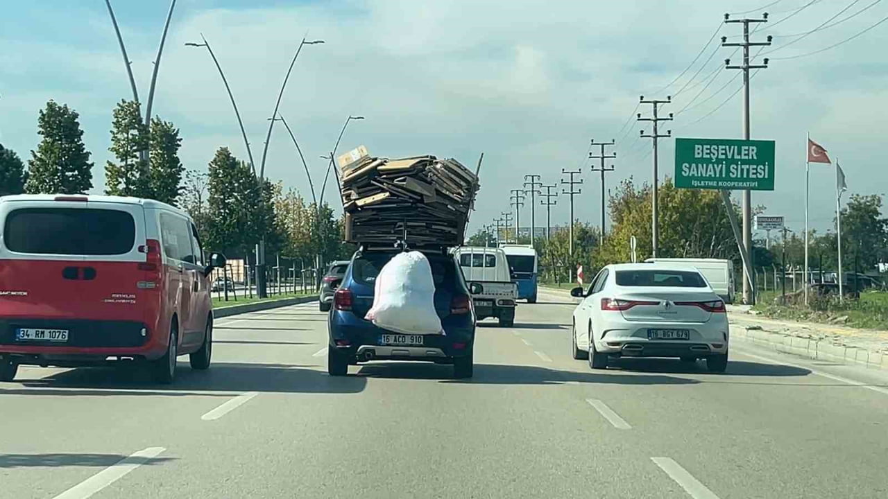 BURSA’NIN NİLÜFER İLÇESİNDE BİR SÜRÜCÜ, OTOMOBİLİNİN ÜZERİNE YÜKLEDİĞİ KARTONLARLA TRAFİKTE...