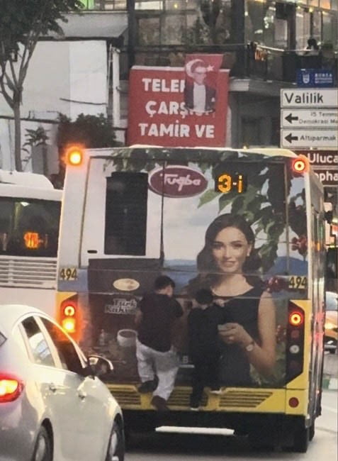 BURSA’NIN OSMANGAZİ İLÇESİ KENT MEYDANI’NDA İKİ KÜÇÜK ÇOCUĞUN SEYİR HALİNDEKİ OTOBÜSÜN ARKASINA...