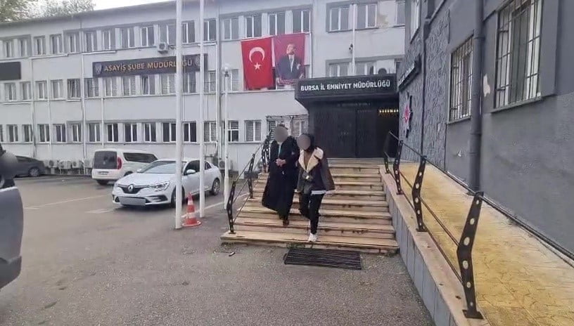BURSA’NIN OSMANGAZİ İLÇESİNDE BİR EVİN KAPISINI KART-FİLM YÖNTEMİYLE AÇARAK YAKLAŞIK 450 BİN TL...
