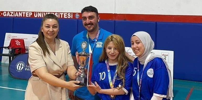 BURSA TEKNİK ÜNİVERSİTESİ (BTÜ) ÖĞRENCİSİ VE AYNI ZAMANDA FLOOR CURLİNG SPORCUSU BERFİN SÖNMEZ...
