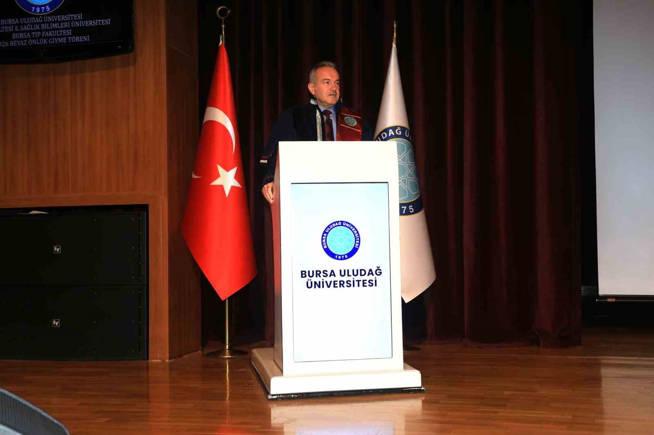 BURSA ULUDAĞ ÜNİVERSİTESİ (BUÜ) TIP FAKÜLTESİ’NE BU YIL BAŞLAYAN ÖĞRENCİLER, BEYAZ ÖNLÜKLERİNİ...