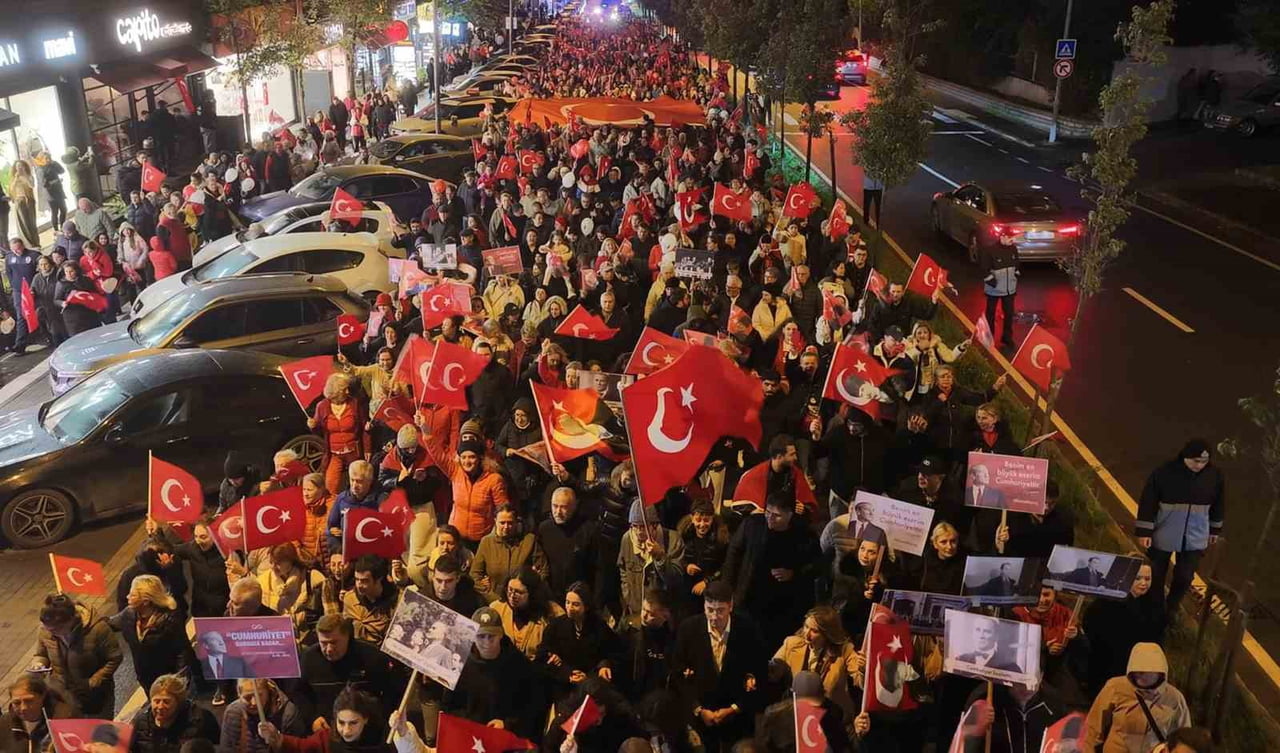 BÜYÜKÇEKMECE'DE 29 EKİM CUMHURİYET BAYRAMI DOLAYISIYLA DÜZENLENEN FENER ALAYINDA VATANDAŞLAR...