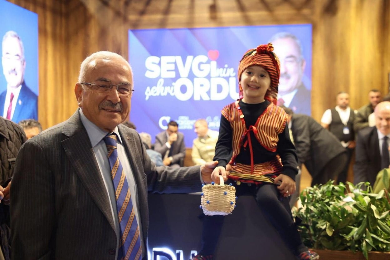 BÜYÜKŞEHİR BELEDİYE BAŞKANI MEHMET HİLMİ GÜLER (SOLDA)