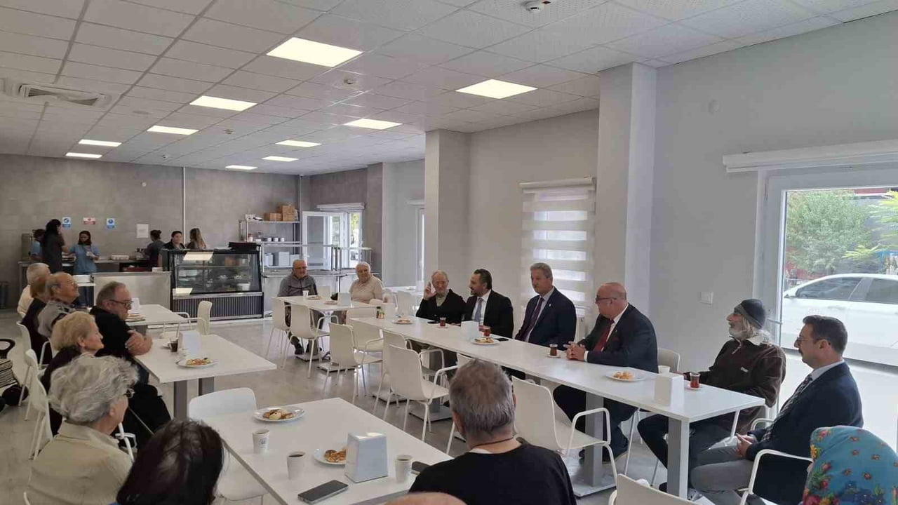 BÜYÜKŞEHİR’İN 100 YAŞ EVİ’NDE DÜNYA YAŞLILAR GÜNÜ BULUŞMASI